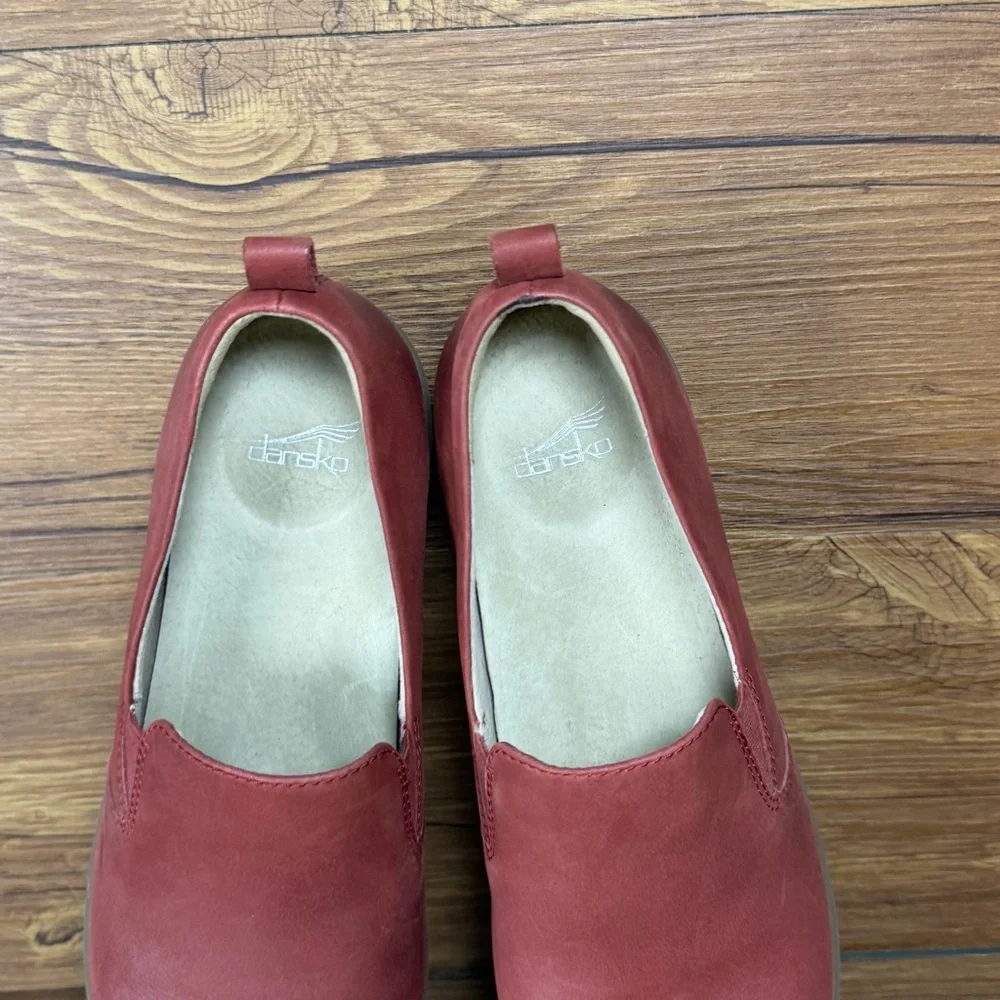 Dansko ships within
